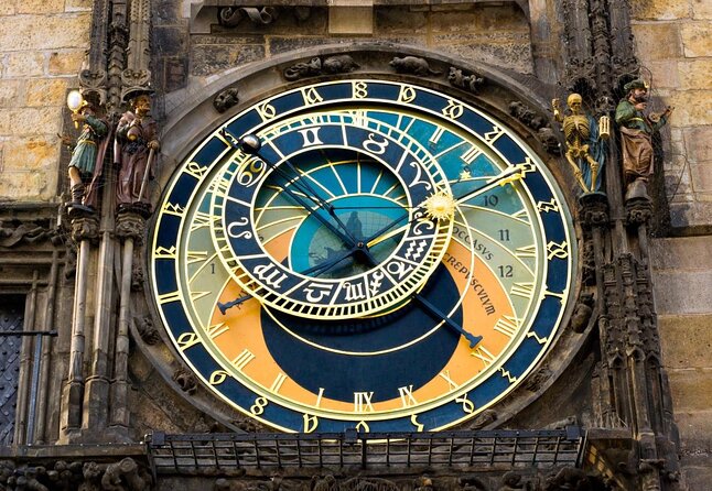 1,5 hour oldtimer convertible Prague sightseeing tour - Why a vintage convertible works well in Prague