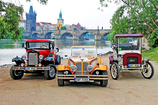 1,5 hour oldtimer convertible Prague sightseeing tour - From your hotel to Prague Castle