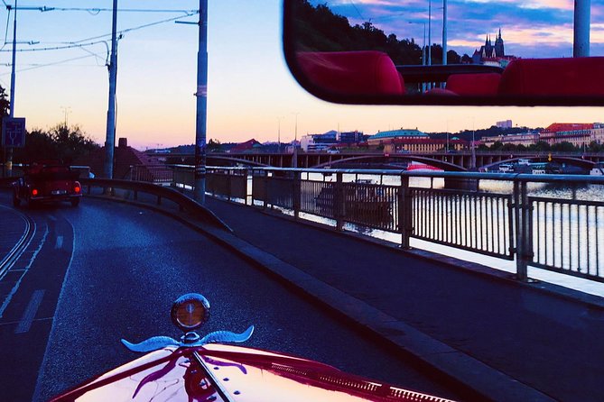 1,5 hour oldtimer convertible Prague sightseeing tour - What the guides add to the ride