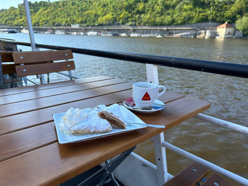 1 hour boat cruise with fragrant coffee and homemade strudel - Key points to know before booking
