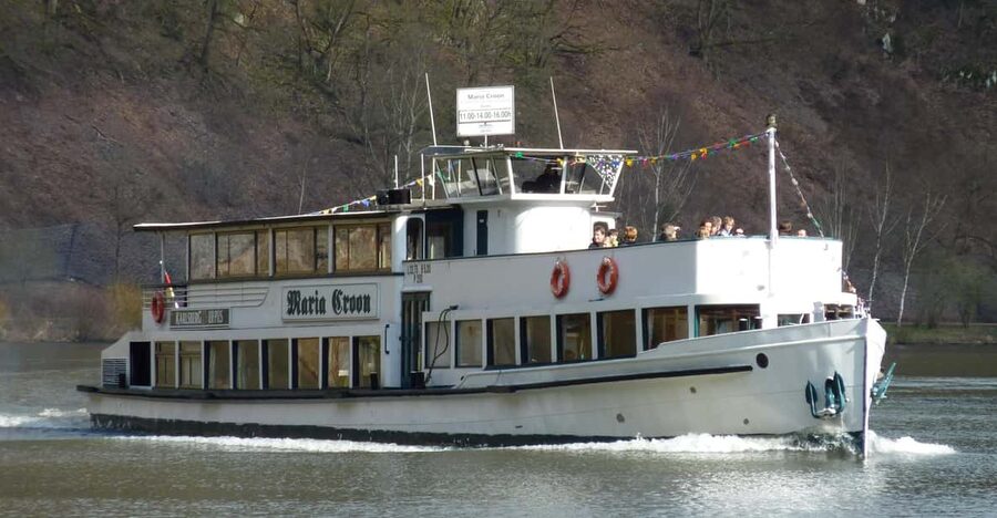 1 hour boat cruise with fragrant coffee and homemade strudel - Prague Castle and the view from the Vltava