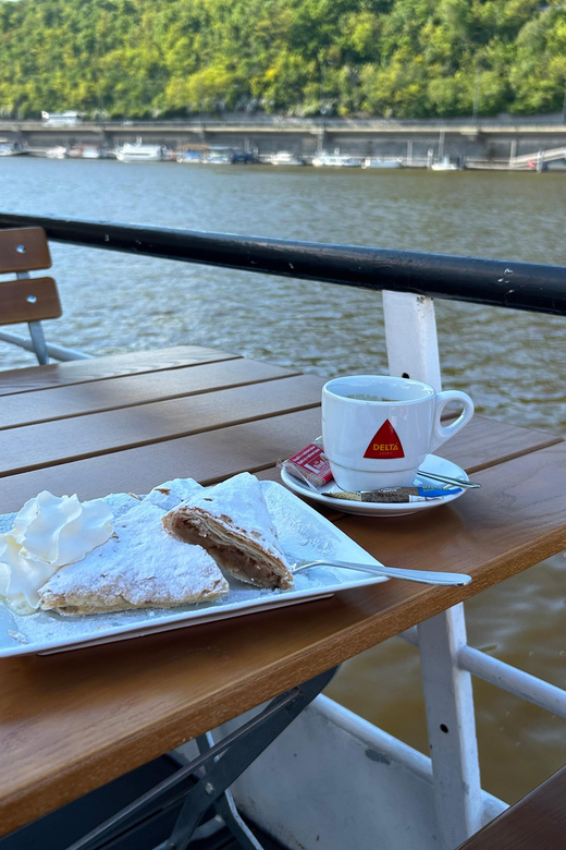 1 hour boat cruise with fragrant coffee and homemade strudel - Timing, seasons, and practical planning