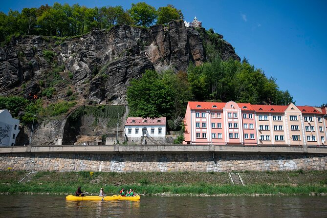 Canoeing on the Elbe river from Děčín to Bad Schandau - Leaving Děčín between castle and cliff