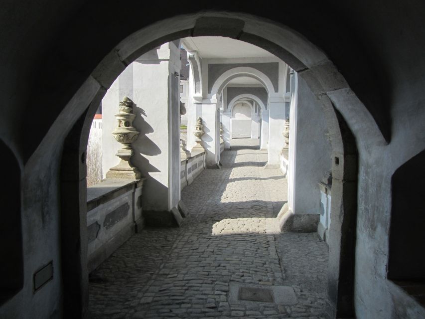 Český Krumlov: 2 Hour Private Walking Tour with Guide - What the guides add