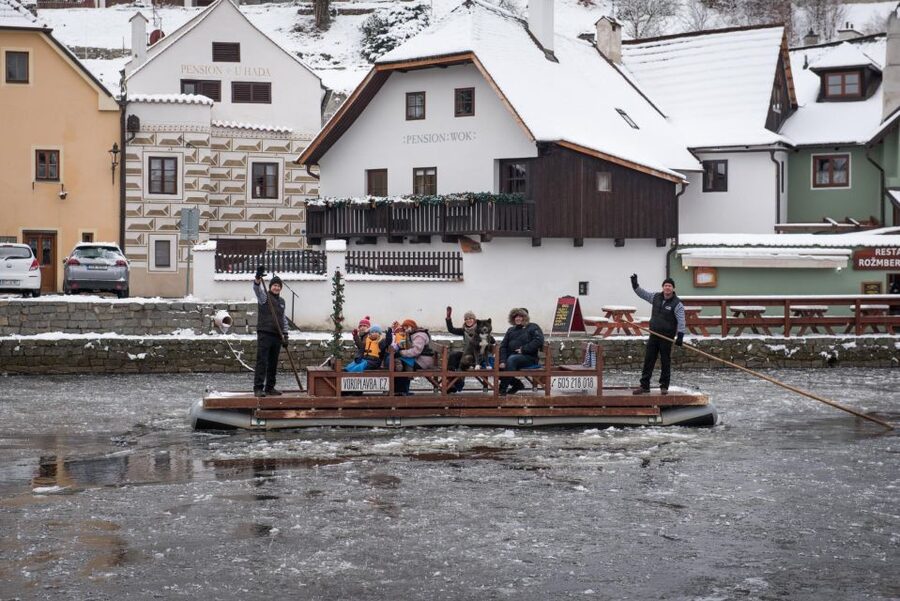 Český Krumlov: Advent Wooden Raft River Cruise - Seeing Český Krumlov from the Vltava