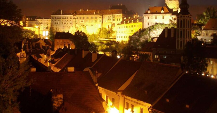 Český Krumlov: Night Walking Tour with a Professional Guide - Meeting your guide in the old town