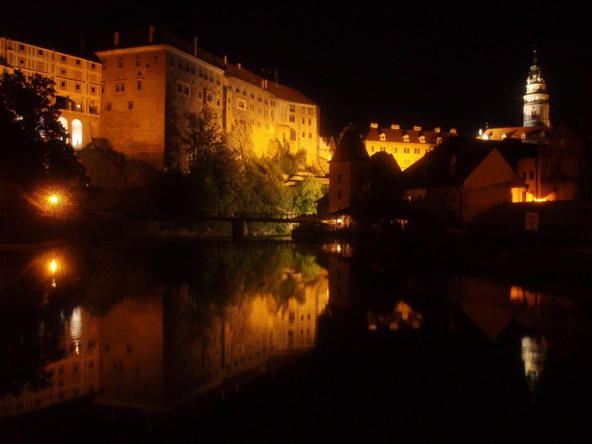 Český Krumlov: Night Walking Tour with a Professional Guide - Seeing the Renaissance palaces of the castle complex