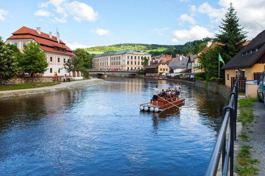Český Krumlov: Wooden Raft River Cruise - The first stretch: a relaxed float with local stories
