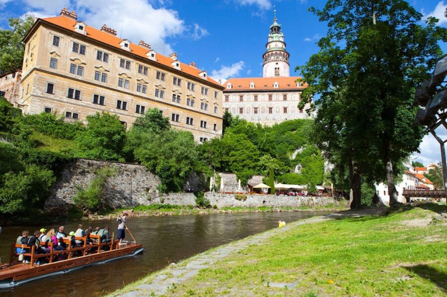 Český Krumlov: Wooden Raft River Cruise - Krumlovské Benátky: the drink stop midway through