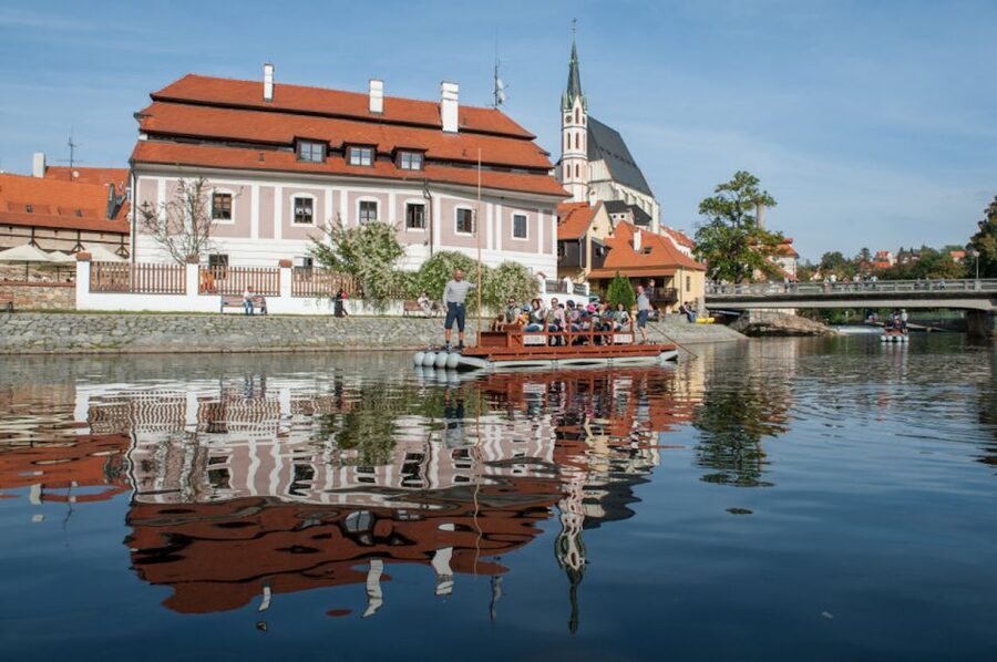 Český Krumlov: Wooden Raft River Cruise - How the guiding shapes the experience