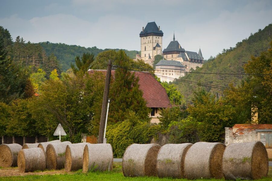 Coutryside e-bike tour to Karlstejn Castle - Seeing Karlstejn Castle from the outside