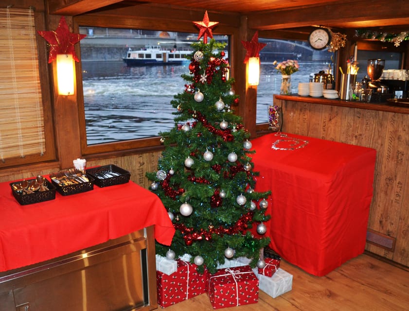 Exclusive Christmas cruise with Christmas Eve buffet - Carols, prosecco, and the small gift