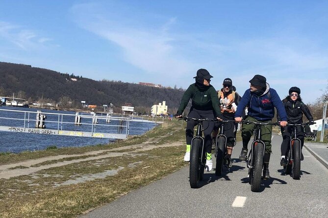 FAT TIRE E-BIKE GREAT TOUR - river, parks & panoramic views tour - Prague Castle from the main gate