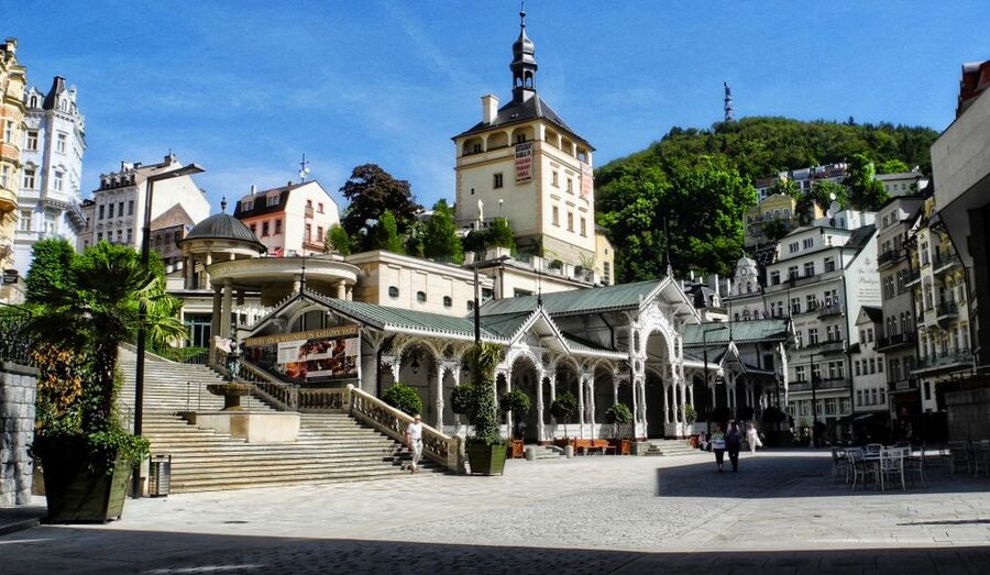 From Prague: Karlovy Vary Full-Day Tour - Lunch and the first guided look at town