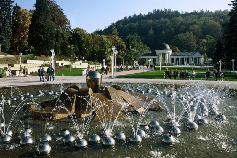 Karlovy Vary & Marianske Lazne Tour from Prague with Lunch - The Thun Porcelain Stop