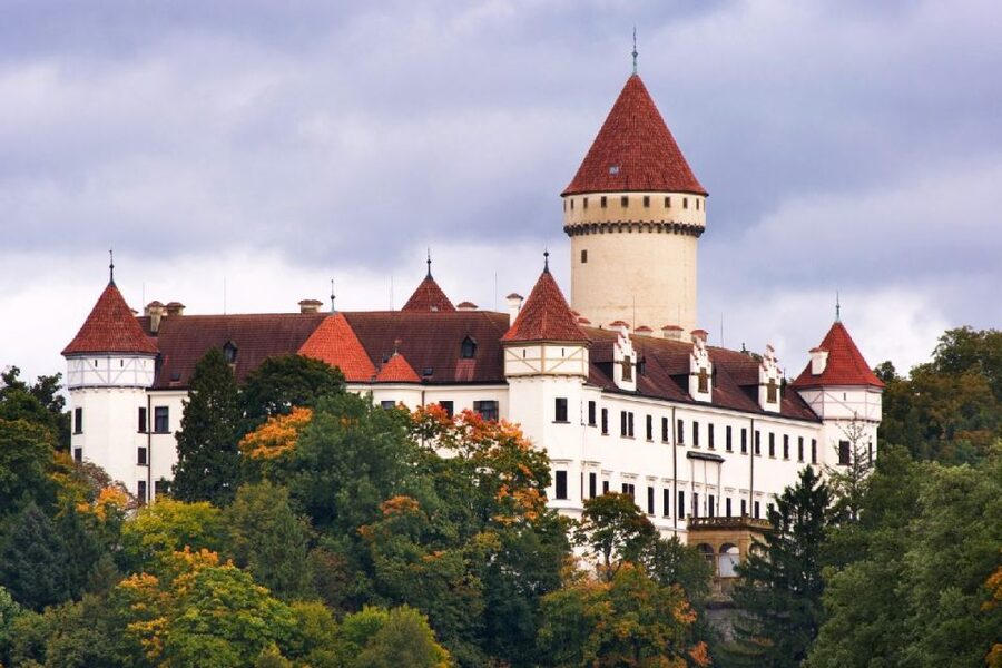 Konopiště: Chateau Tour from Prague - Entering Konopiště and choosing a castle route