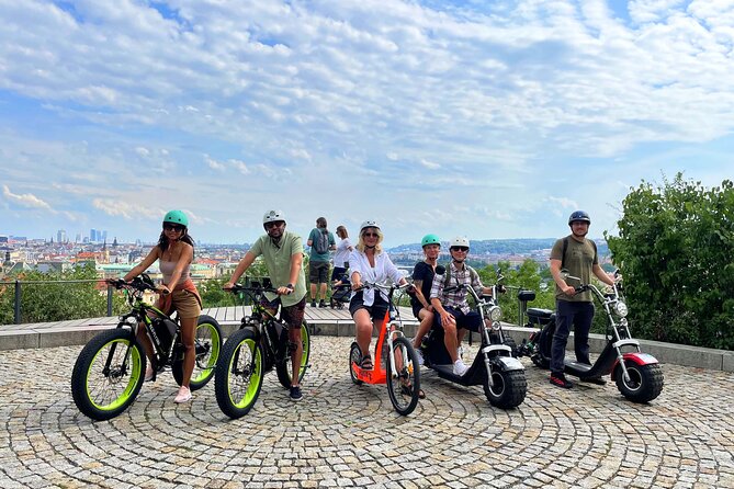 Live-Guided e-Scooter Tour of the Old Town of Prague, 60 min - Charles Bridge in a five-minute visit