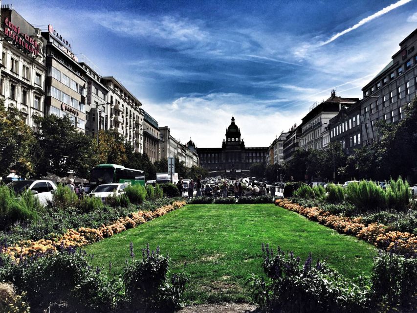 Old Town Prague Walking Tour - Guide language and the bilingual issue