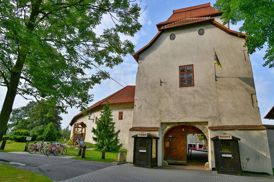 Ostrava: Entrance to Silesian Ostrava Castle - Green grounds and the amphitheater