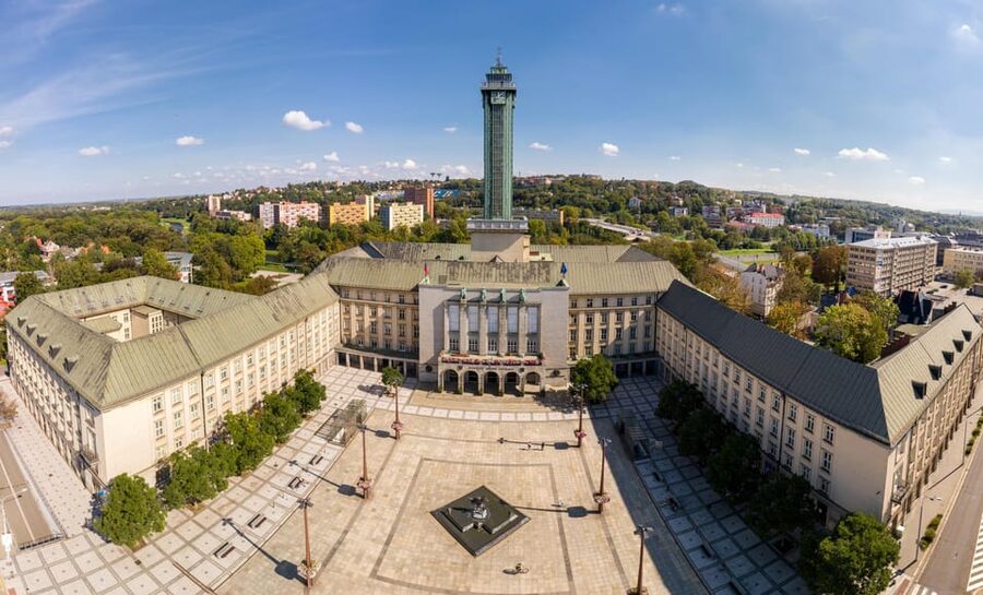 Ostrava: Entrance to the viewing tower of the new town hall - Using the binoculars for the long view