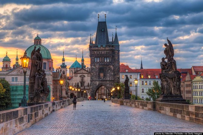 Pedestrian tour of Prague in Spanish - Celetná Street and the many faces of Old Town Square
