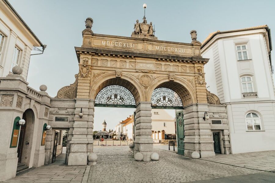 Pilsen: Pilsner Urquell Brewery Tour with Beer Tasting - Why Pilsner Urquell matters in Plzeň
