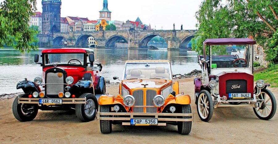 Prague: 1.5–Hour Vintage Car Tour - What the guides add to the experience