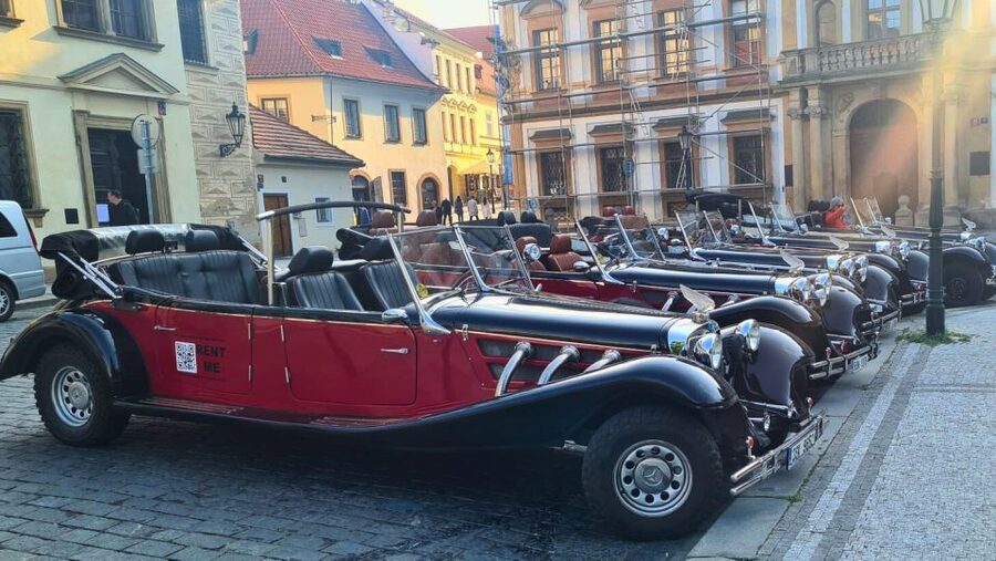 Prague: 1-Hour Private Tour in Vintage Car - Key points at a glance