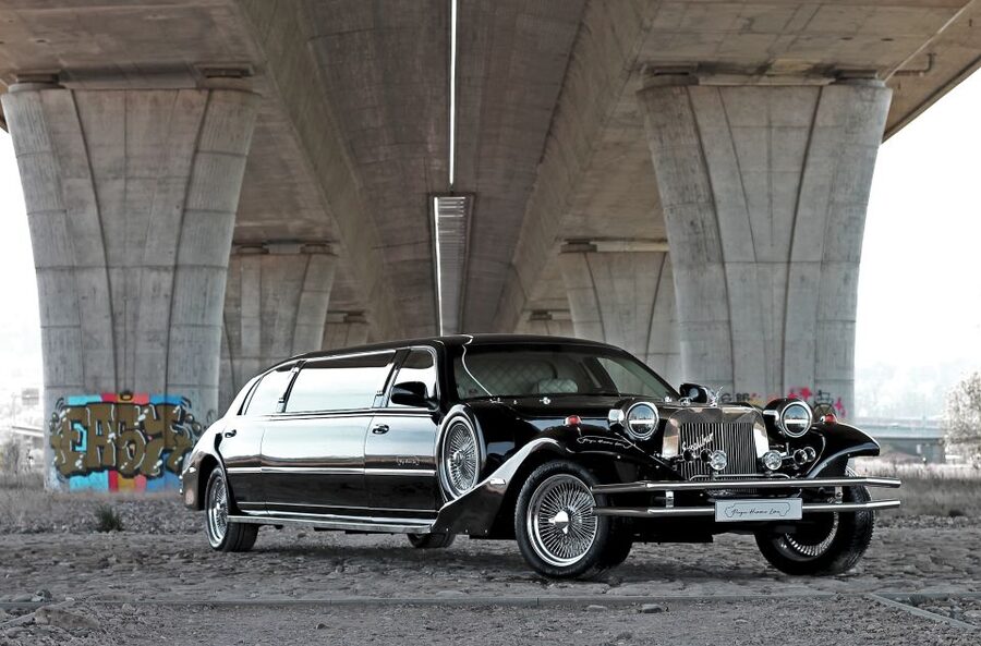 Prague: 1-Hour Vintage Limousine Rental - Choosing between Prague Castle and Strahov