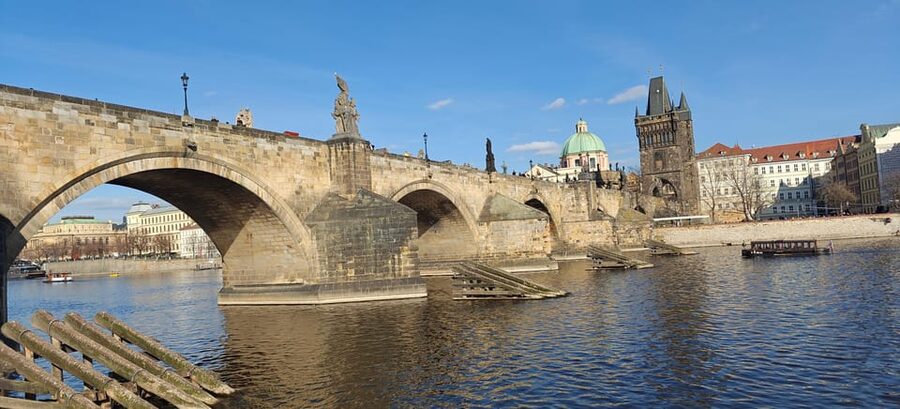 Prague: 2-Hour Historic Boat Cruise with Delicious Lunch - The lock passage can change the pace