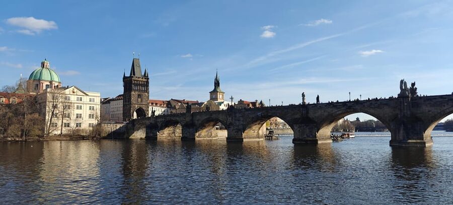 Prague: 2-Hour Historic Boat Cruise with Delicious Lunch - Warmth, facilities, and the practical side