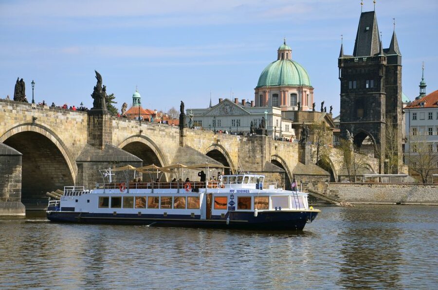 Prague: 2-Hour Lunch Cruise on the Vltava River - The castle, Petřín Hill, and riverside buildings
