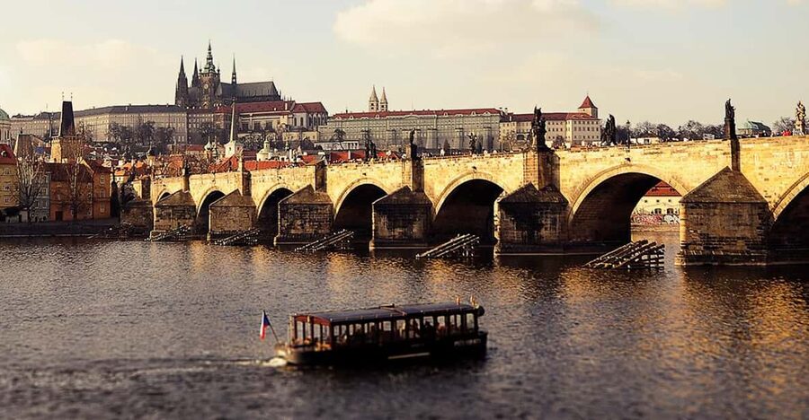 Prague: 2 hours city tour + 1 hour boat cruise - Starting at Municipal House and Wenceslas Square
