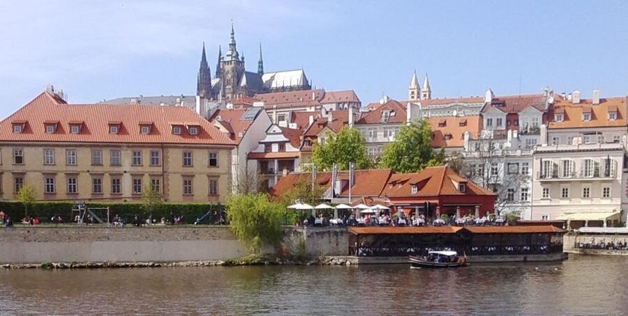 Prague: 3-hour Evening River Cruise with Dinner - Finding the yellow kiosk at Republic Square