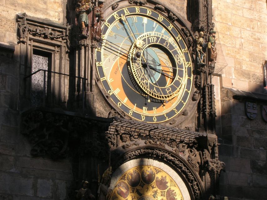 Prague: 3-Hour Old Town and Prague Castle Tour in German - The value of a German-speaking local guide