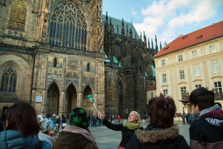 Prague: 3-Hour Old Town and Prague Castle Tour in German - How hard is the three-hour route?