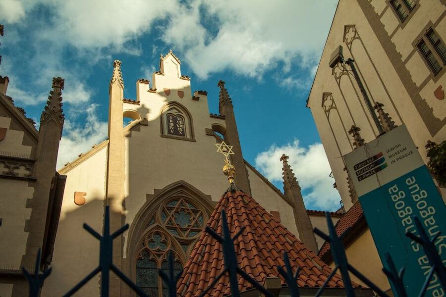 Prague: 3-Hour Old Town and Prague Castle Tour in German - Starting beneath the Týn Church