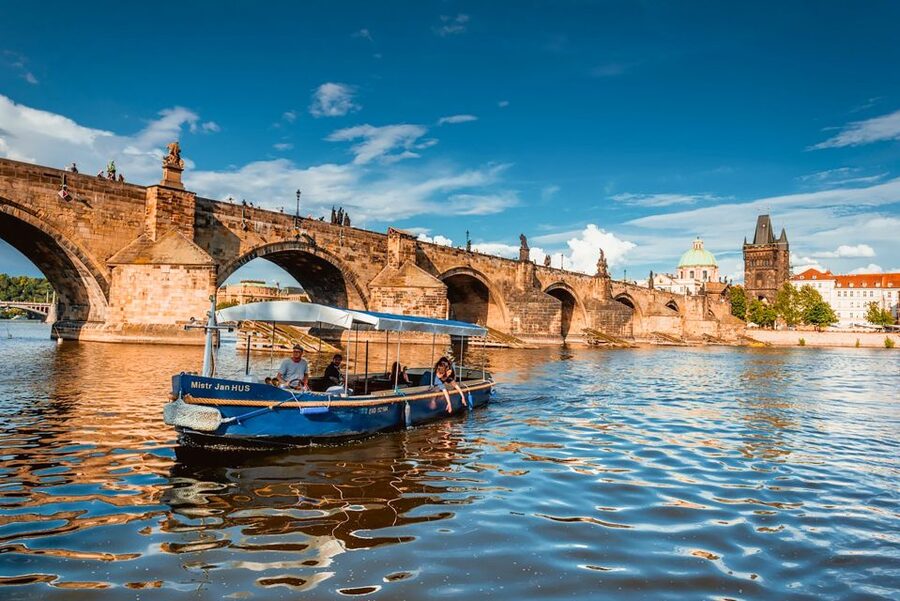 Prague: 45-Minute Sightseeing Cruise to Devil's Channel - Choosing the right time of day