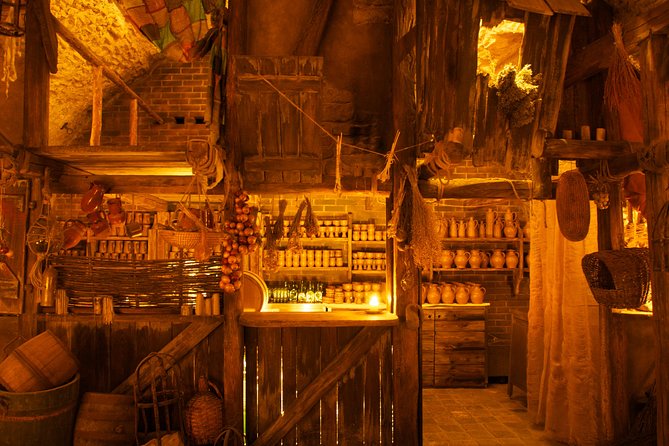 Prague 5 Courses Medieval Dinner and Live Performances - Drinks, service, and the communal table