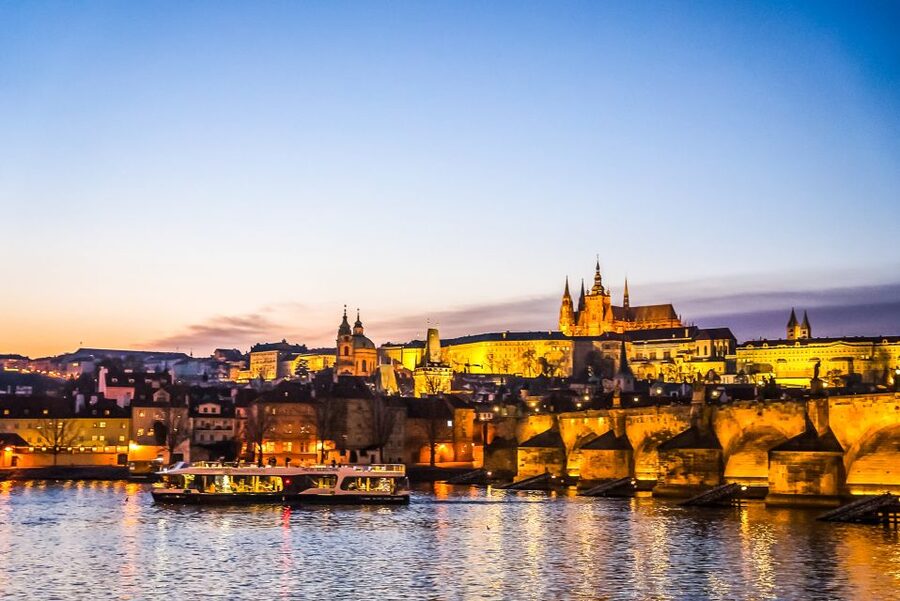 Prague: 50-Minute Sightseeing Evening Cruise - Kampa Island and Prague Castle across the water
