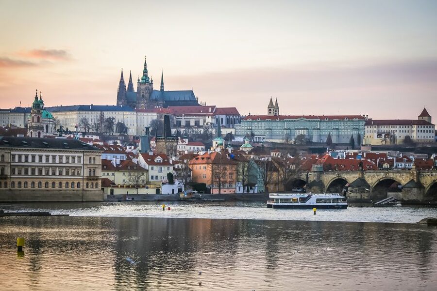 Prague: 50-Minute Sightseeing Evening Cruise - Choosing the right departure time