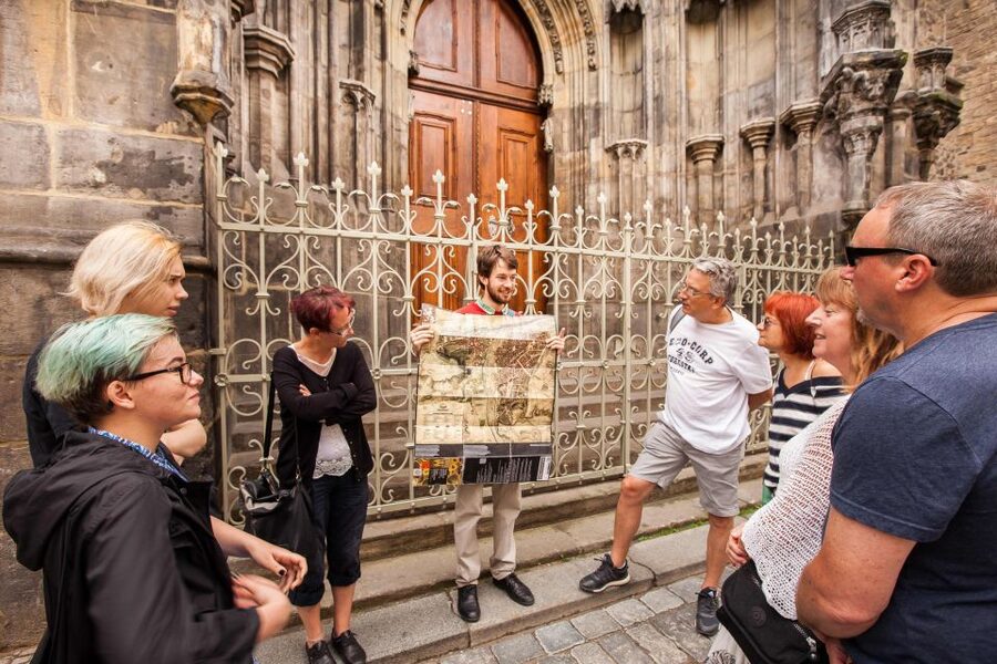 Prague: 6-Hour City Tour including Cruise and Lunch - The Jewish Quarter, from synagogues to the cemetery