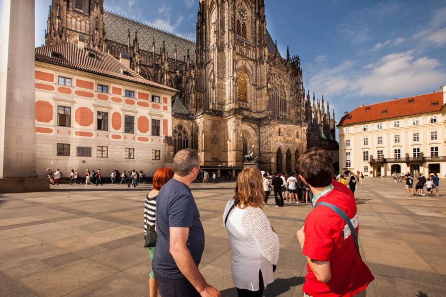 Prague: 6-Hour City Tour including Cruise and Lunch - Kampa, Lennon Wall, and Malá Strana