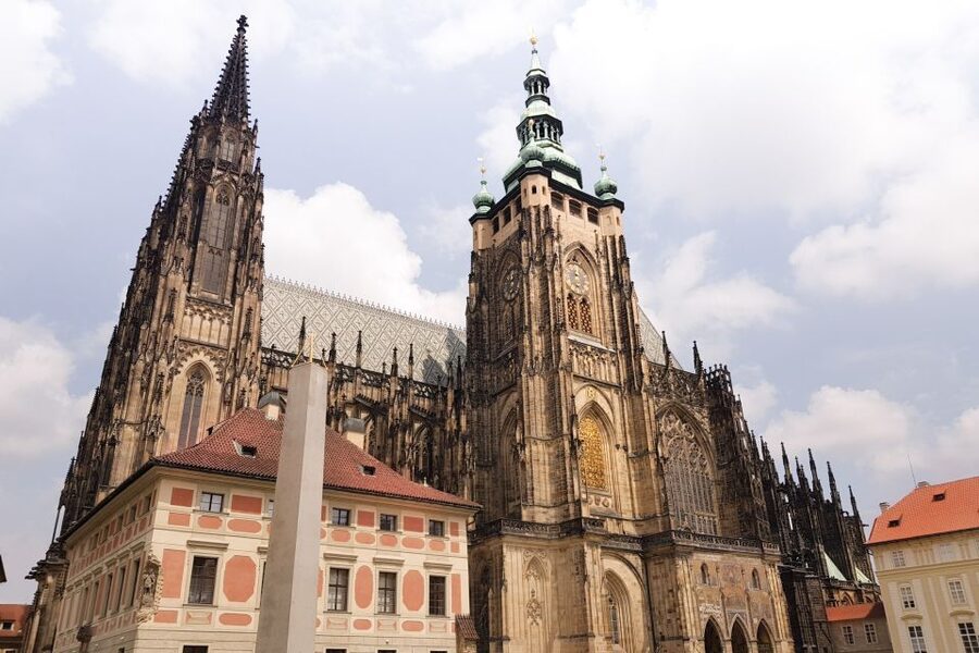 Prague: 6-Hour Tour with River Boat Cruise and Lunch - Seeing Prague from Prague Castle