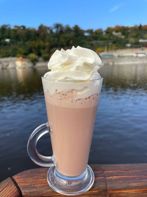 Prague: Advent Boat Cruise with Sweets and Hot Drinks - Practical advice for a smoother ride