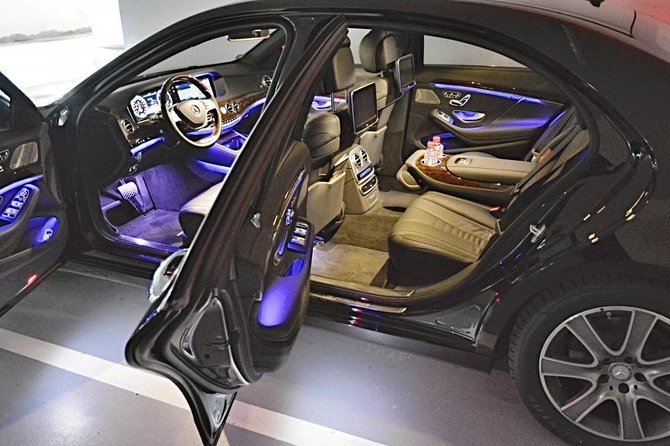 Prague airport luxury transfer by a Mercedes Benz S class - The flight tracking and waiting-time policy