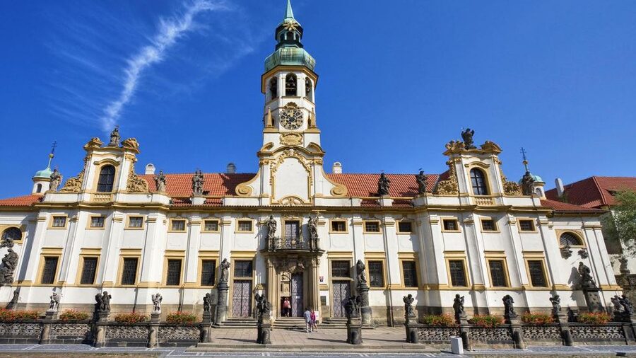 Prague Audioguide - TravelMate app for your smartphone - Crossing Charles Bridge into Malá Strana