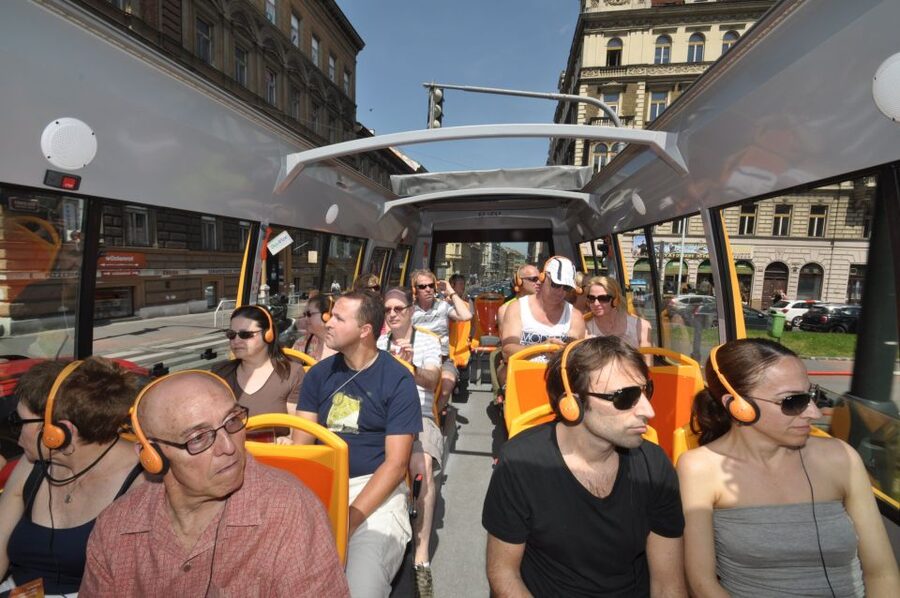 Prague: Big Bus Hop-on Hop-off, Castle Tour and River Cruise - Use the red route as a hill and castle connection