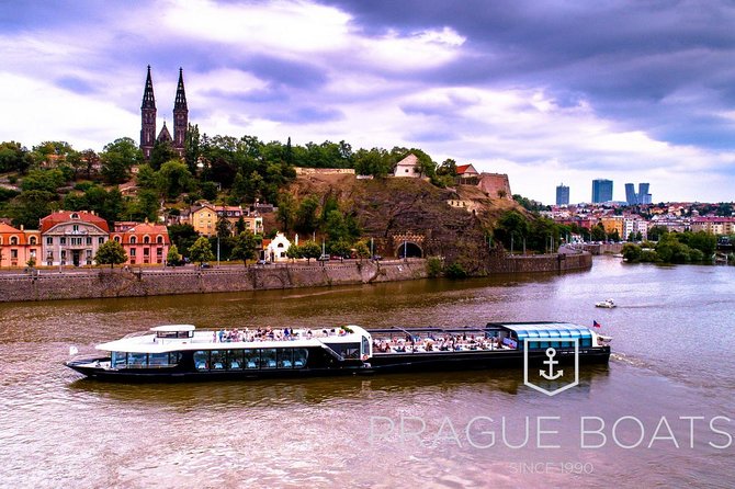 Prague Boats 3-hour Dinner Cruise - Finding the best seat and clearest view