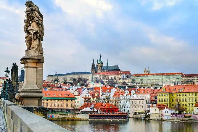Prague: Bus Tour, Walking Tour, River Cruise and Lunch - Kampa and Charles Bridge on foot
